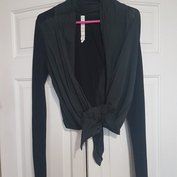 lululemon athletica Accessories - 💥Host Pick💥Lululemon Long Sleeve Wrap - Two Tone